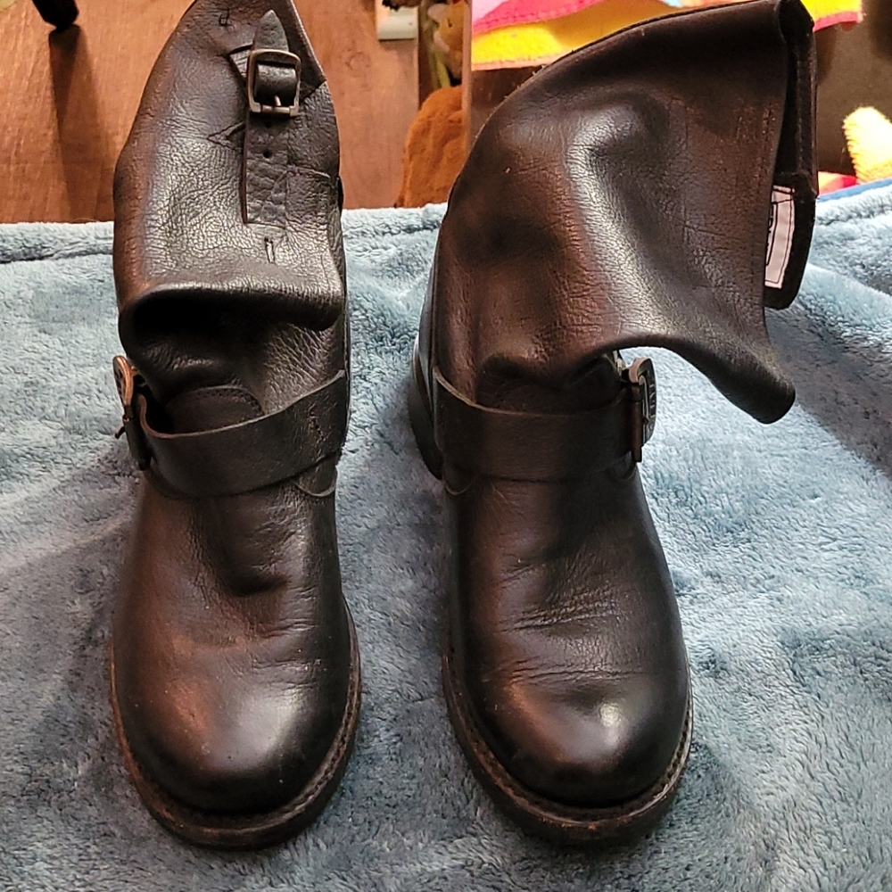 Great short Frye motorcycle boots for the season.